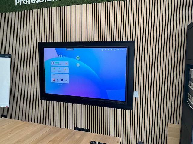 Ilyama 76” touchscreen televisie - afbeelding 1 van  12