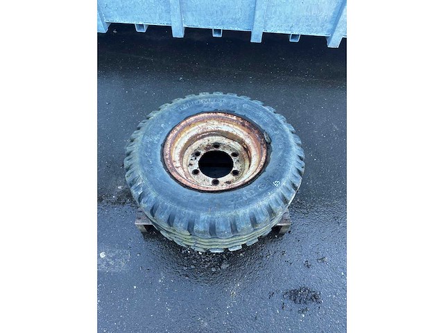 Implement - landbouwband 11.5/80-15 met velg 6-gaats (1x) - afbeelding 1 van  1