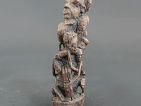 In ebbenhout gesneden makonde/ ujamaa 'tree of life' (levensboom)