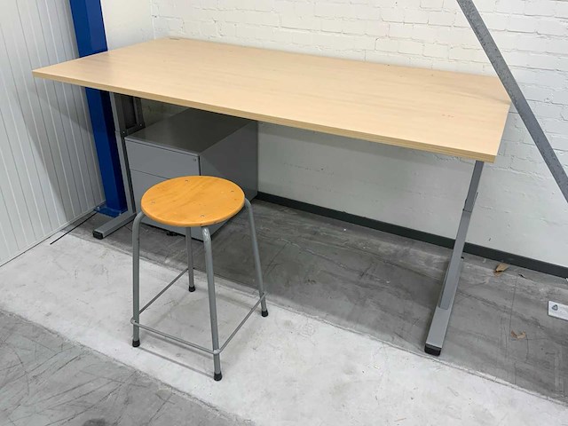 In hoogte verstelbaar bureau met werkplaatskruk - afbeelding 2 van  6