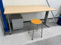 In hoogte verstelbaar bureau met werkplaatskruk - afbeelding 4 van  6