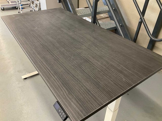 In hoogte verstelbaar bureau - afbeelding 3 van  3