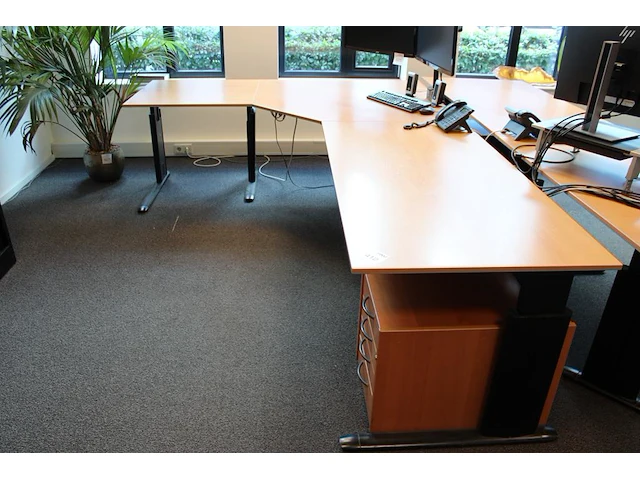 In hoogte verstelbaar hoekbureau, afm. 280 x 200 cm incl. vaste ladekast. - afbeelding 1 van  3