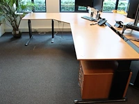 In hoogte verstelbaar hoekbureau, afm. 280 x 200 cm incl. vaste ladekast.