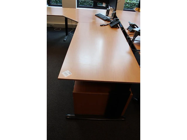 In hoogte verstelbaar hoekbureau, afm. 280 x 200 cm incl. vaste ladekast. - afbeelding 2 van  3