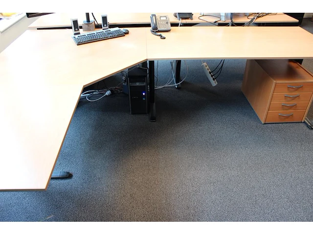 In hoogte verstelbaar hoekbureau, afm. 280 x 200 cm incl. vaste ladekast. - afbeelding 3 van  3