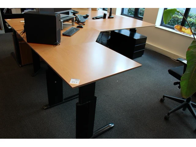 In hoogte verstelbaar hoekbureau, afm. 280 x 200 cm, incl. verrijdbare ladekast. - afbeelding 1 van  3