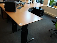 In hoogte verstelbaar hoekbureau, afm. 280 x 200 cm, incl. verrijdbare ladekast.