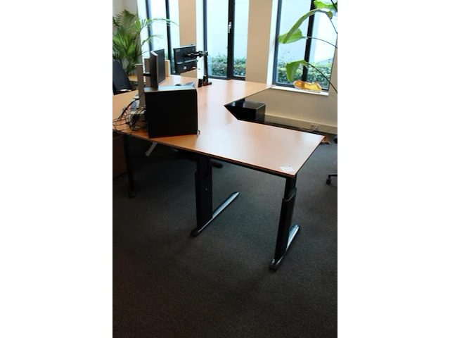 In hoogte verstelbaar hoekbureau, afm. 280 x 200 cm, incl. verrijdbare ladekast. - afbeelding 2 van  3