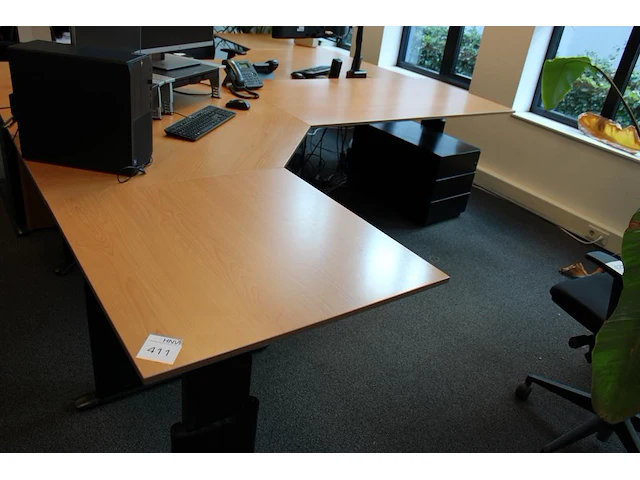 In hoogte verstelbaar hoekbureau, afm. 280 x 200 cm, incl. verrijdbare ladekast. - afbeelding 3 van  3