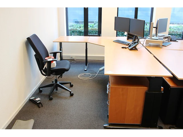 In hoogte verstelbaar hoekbureau, afm. 280 x 200 cm, incl. verrijdbare ladekast. - afbeelding 1 van  2