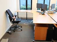 In hoogte verstelbaar hoekbureau, afm. 280 x 200 cm, incl. verrijdbare ladekast.