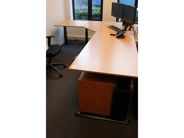 In hoogte verstelbaar hoekbureau, afm. 280 x 200 cm, incl. verrijdbare ladekast. - afbeelding 2 van  2
