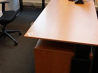 In hoogte verstelbaar hoekbureau, afm. 280 x 200 cm, incl. verrijdbare ladekast. - afbeelding 2 van  2