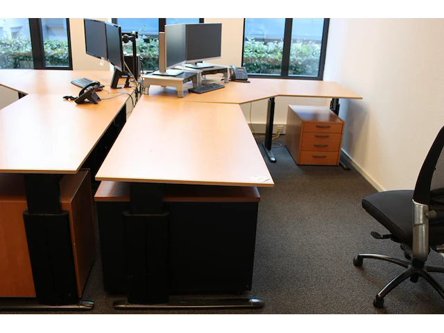 In hoogte verstelbaar hoekbureau, afm. 280 x 200 cm, incl. verrijdbare ladekast. - afbeelding 1 van  2