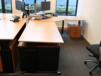 In hoogte verstelbaar hoekbureau, afm. 280 x 200 cm, incl. verrijdbare ladekast.