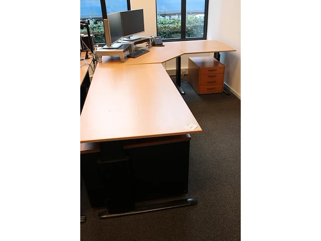 In hoogte verstelbaar hoekbureau, afm. 280 x 200 cm, incl. verrijdbare ladekast. - afbeelding 2 van  2