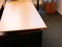In hoogte verstelbaar hoekbureau, afm. 280 x 200 cm, incl. verrijdbare ladekast. - afbeelding 2 van  2