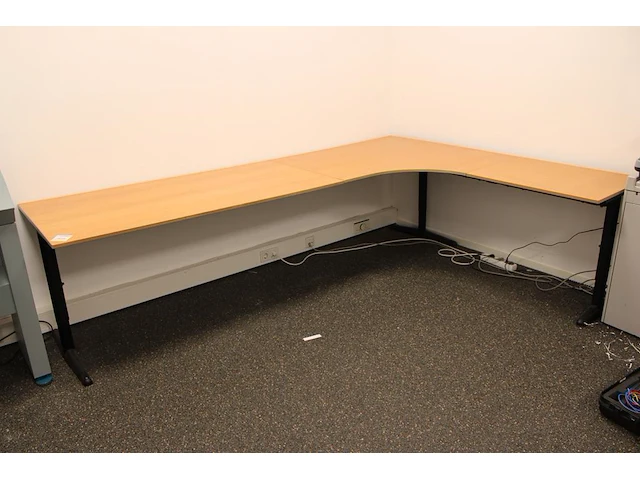 In hoogte verstelbaar hoekbureau, afm. 280 x 200 cm. - afbeelding 1 van  2
