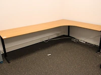 In hoogte verstelbaar hoekbureau, afm. 280 x 200 cm.