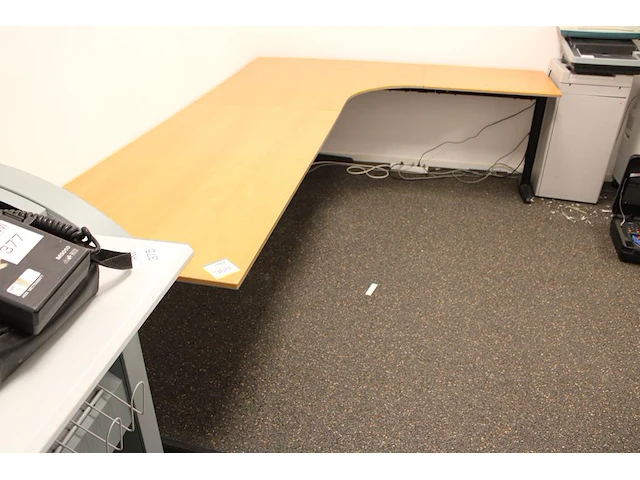 In hoogte verstelbaar hoekbureau, afm. 280 x 200 cm. - afbeelding 2 van  2