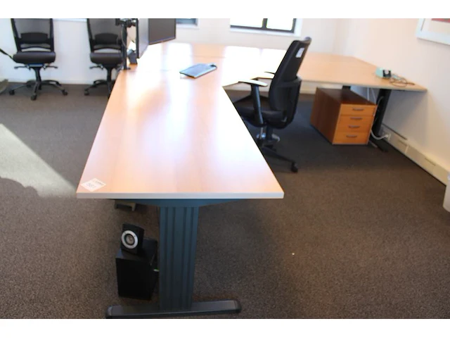 In hoogte verstelbaar werkeiland met verrijdbare ladekast. afmeting in deze opstelling 360 x 300 cm. - afbeelding 1 van  6