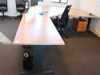 In hoogte verstelbaar werkeiland met verrijdbare ladekast. afmeting in deze opstelling 360 x 300 cm.