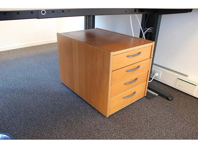 In hoogte verstelbaar werkeiland met verrijdbare ladekast. afmeting in deze opstelling 360 x 300 cm. - afbeelding 3 van  6