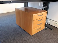 In hoogte verstelbaar werkeiland met verrijdbare ladekast. afmeting in deze opstelling 360 x 300 cm. - afbeelding 3 van  6