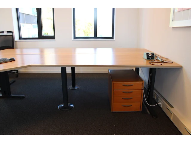 In hoogte verstelbaar werkeiland met verrijdbare ladekast. afmeting in deze opstelling 360 x 300 cm. - afbeelding 4 van  6