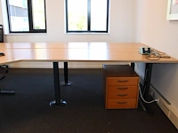 In hoogte verstelbaar werkeiland met verrijdbare ladekast. afmeting in deze opstelling 360 x 300 cm. - afbeelding 4 van  6
