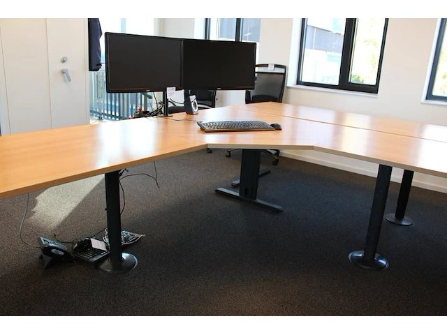 In hoogte verstelbaar werkeiland met verrijdbare ladekast. afmeting in deze opstelling 360 x 300 cm. - afbeelding 5 van  6