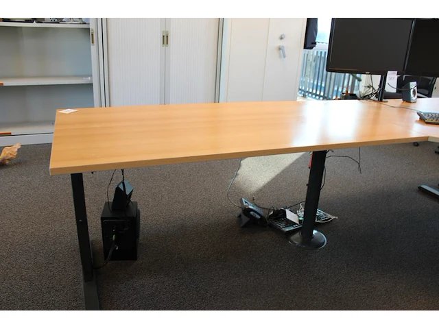 In hoogte verstelbaar werkeiland met verrijdbare ladekast. afmeting in deze opstelling 360 x 300 cm. - afbeelding 6 van  6