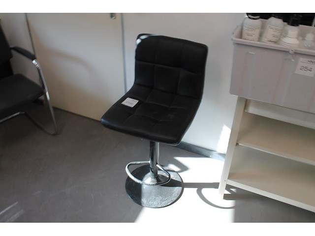 In hoogte verstelbare barkruk met kunstlederen zitting. - afbeelding 1 van  3