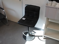 In hoogte verstelbare barkruk met kunstlederen zitting. - afbeelding 1 van  3