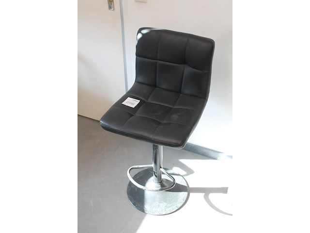 In hoogte verstelbare barkruk met kunstlederen zitting. - afbeelding 2 van  3