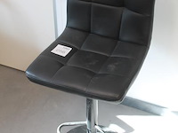 In hoogte verstelbare barkruk met kunstlederen zitting. - afbeelding 2 van  3