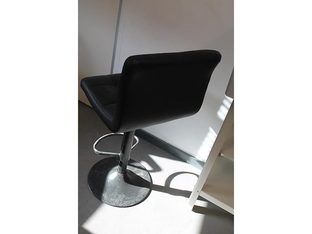 In hoogte verstelbare barkruk met kunstlederen zitting. - afbeelding 3 van  3