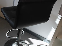 In hoogte verstelbare barkruk met kunstlederen zitting. - afbeelding 3 van  3