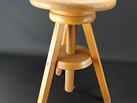 In hoogte verstelbare houten kruk