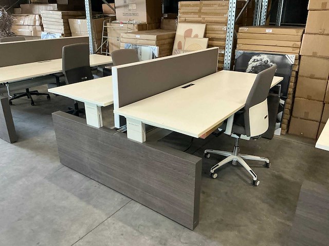 In hoogte verstelbare markant dubbele bureautafel met bèta bureaustoelen - afbeelding 1 van  9