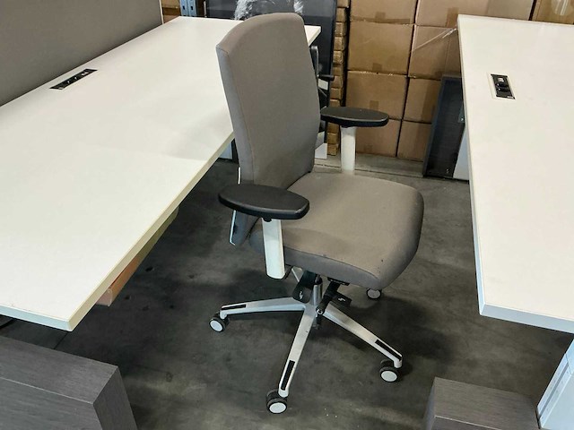 In hoogte verstelbare markant dubbele bureautafel met bèta bureaustoelen - afbeelding 5 van  9