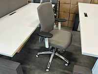 In hoogte verstelbare markant dubbele bureautafel met bèta bureaustoelen - afbeelding 5 van  9