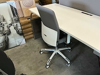 In hoogte verstelbare markant dubbele bureautafel met bèta bureaustoelen - afbeelding 7 van  9
