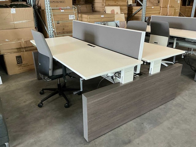 In hoogte verstelbare markant dubbele bureautafel met bèta bureaustoelen - afbeelding 6 van  9