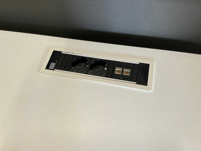 In hoogte verstelbare markant dubbele bureautafel met bèta bureaustoelen - afbeelding 7 van  9