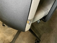 In hoogte verstelbare markant dubbele bureautafel met bèta bureaustoelen - afbeelding 3 van  9
