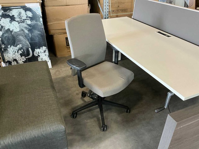 In hoogte verstelbare markant dubbele bureautafel met bèta bureaustoelen - afbeelding 4 van  9