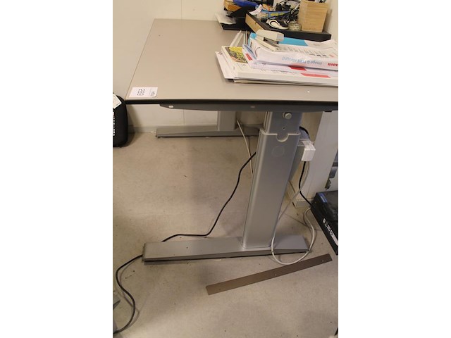 In hoogte verstelbare werktafel 115 x 75 cm. - afbeelding 2 van  3