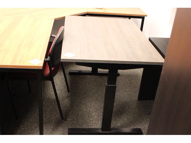 In hoogte verstelbare werktafel, afm. 120 x 80 cm. - afbeelding 1 van  2